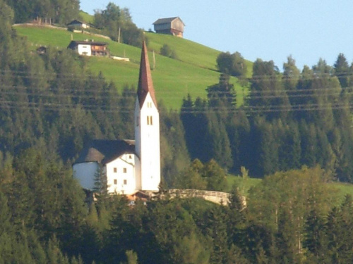 Prawdopodobnie jakiś kościół ze strzelistą wieżą ... w Alpach :P