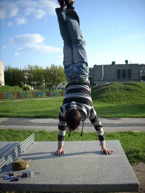 handstand by KruKu na stole do ping-ponga :)