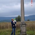 Kolumna w Sarym Wielisławiu z widokiem na Góry Bystrzyckie