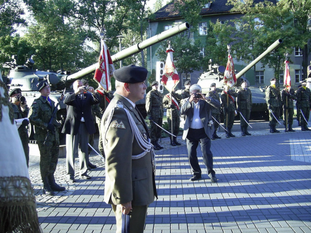 Przyjęcie meldunku przez gen dyw Pawła Lamlę dowódcę 11 LDKPanc o rozpoczęciu uroczystości #Imprezy #Militaria