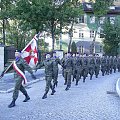 Uroczystość dobiegła końca kompania honorowa odprowadza sztandar brygady. #Militaria #Imprezy
