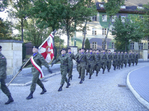 Uroczystość dobiegła końca kompania honorowa odprowadza sztandar brygady. #Militaria #Imprezy