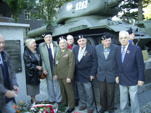 Pamiatkowe zdjęcie z Żagania. Kombatanci przy pomniku czołgistyi na i tle T-34. #Militaria #Imprezy