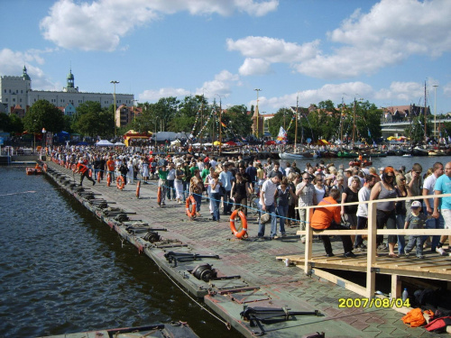 Most pontonowy na Odrze podczas Tall Ship Races w Szczecinie. #most #impreza #rzeka #Szczecin