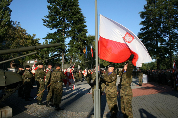 Wciągniecie flagi państwowej na maszt. #Militaria #Imprezy #Plenerowe