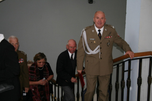 Zaproszeni goście udają się do sali Kryształowej Pałacu. Gen.bryg. Aleksander Bortnowski były d-ca 11LDKPanc #Militaria #Imprezy #Plenerowe