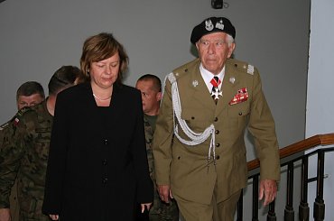 Zaproszeni goście udają się do sali Kryształowej Pałacu. #Militaria #Imprezy #Plenerowe