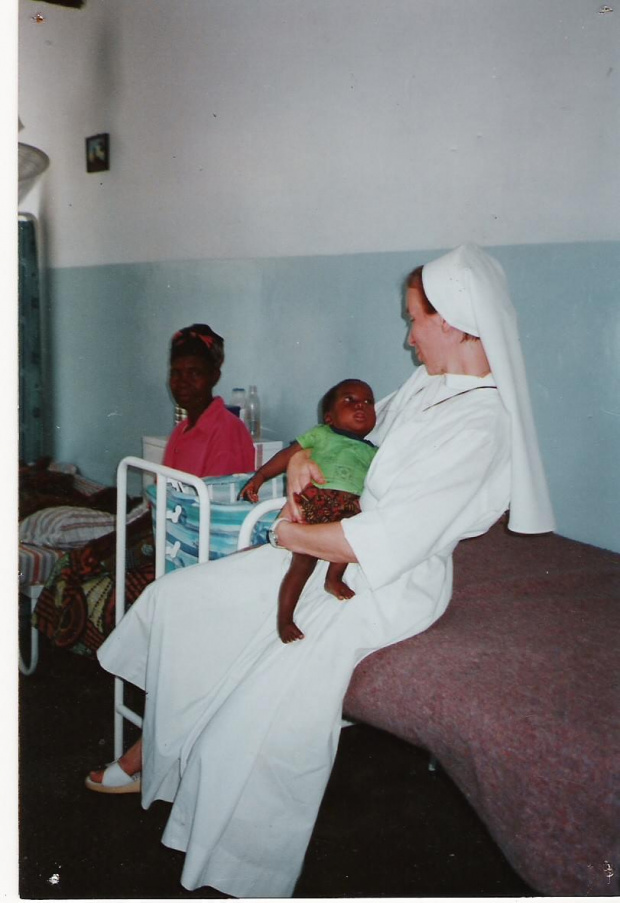 Nasza pierwsza adoptowana sierotka: Scholatyka Zulu Kokowe, do szpitala przyniosła ją babcia, kiedy umarła jej mamusia. Teraz opiekujemy się nią w naszej parafii.