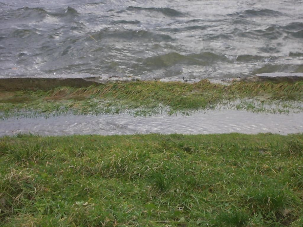 taka wichura , że fale wlewają wodę z jeziora na promenadę , 13 stycznia