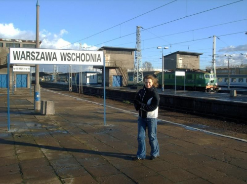 Walka z wiatrem podczas kolejfoto :) #WarszawaWschodnia