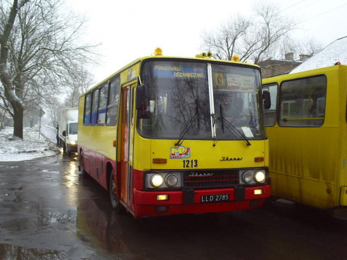 Pogot wraca z akcji ratowania 2102. Tutaj gadu gadu z kierowcą drugiego autobusu na środku ulicy.