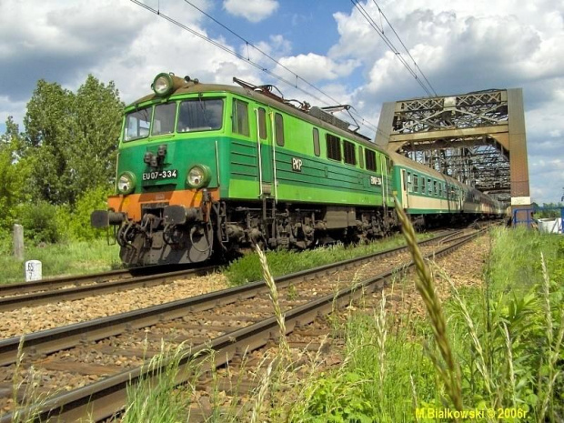 Dęblin Most nad Wisłą. Pociąg pospieszny "Bolko" rel. Lublin - Wrocław Główny jedzie rozkładowe...... 20km/h ;)