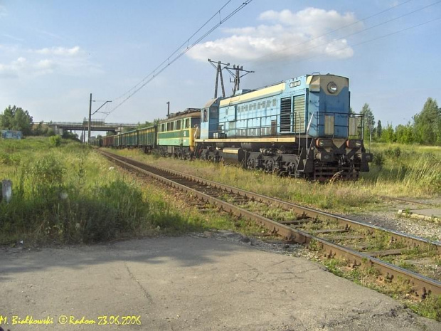 Radom Os. Gołębiów. TEM2-303 z EC Radom i 4E-004 z PTKiGK w starym malowaniu jadą na stację Radom Wschodni po torze E. C. Radom a obok zelektryfikowana linia nr. 8.