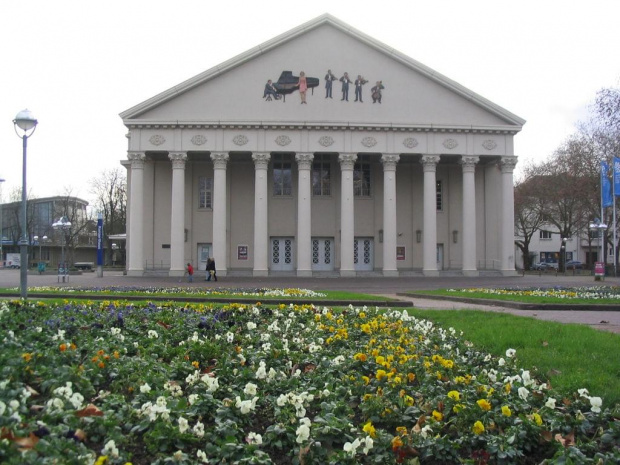 Bratki w grudniu obok Koncerthaus Karlsruhe