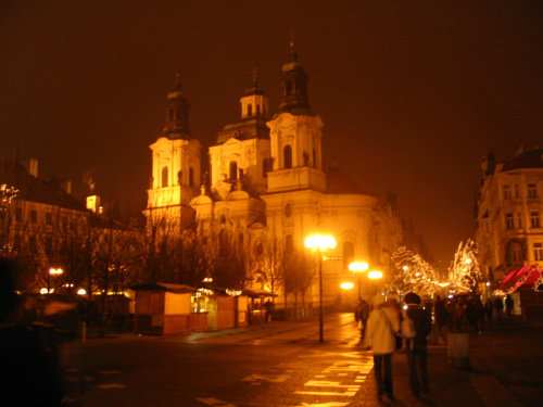 Rynek Starego Miasta z kościołem św. Mikołaja #Praga #Czechy