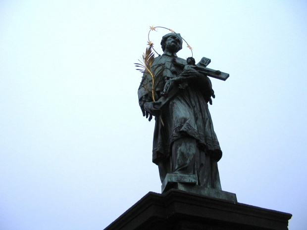 Figura Świętego Jana Nepomucena. Święty ten w 1393 roku utonął wrzucony w worku do Wełtawy na polecenie króla Wacława IV. Jest patronem broniącym nadbrzeżnych okolic przed powodziami. #Praga #Czechy