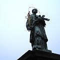 Figura Świętego Jana Nepomucena. Święty ten w 1393 roku utonął wrzucony w worku do Wełtawy na polecenie króla Wacława IV. Jest patronem broniącym nadbrzeżnych okolic przed powodziami. #Praga #Czechy