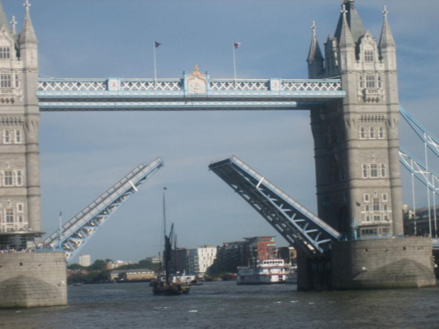 Tower Bridge-podniesiony Londyn