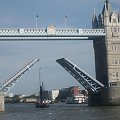 Tower Bridge-podniesiony Londyn