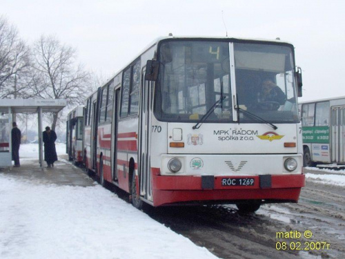 Radom - pętla Os. Prędocinek. Szczytowy Ikarus 280.26 czeka na odjazd na pętlę Firlej Cmentarz.