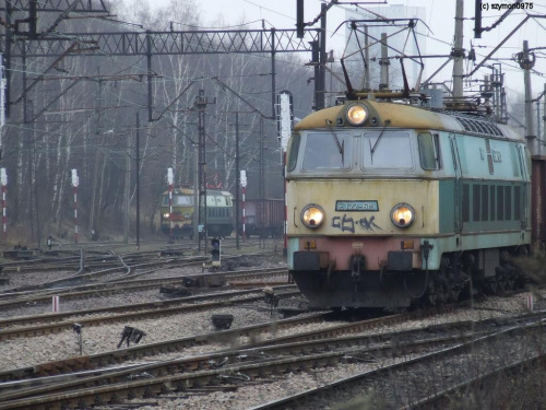 ET22-615 wtacza się w rozjazdy ZMK, a w dalszej perspektywie na swoją kolej czeka ET22-611
10-02-2007 #kolej #PKP