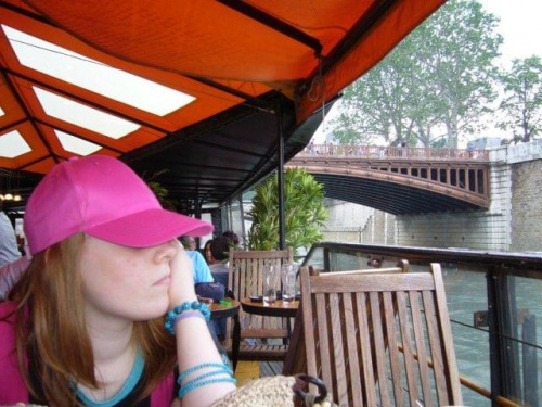 Restauracja na wodzie. I moja różowa czapka.