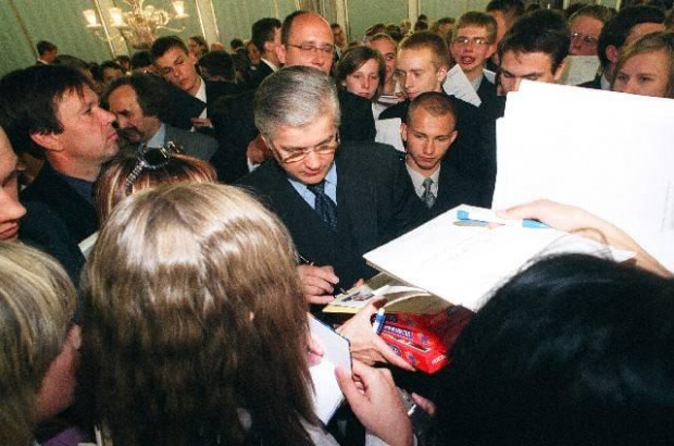 Marszałek Sejmu W.Cimoszewicz i autografy