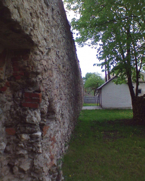 Mur dawniej obronny.