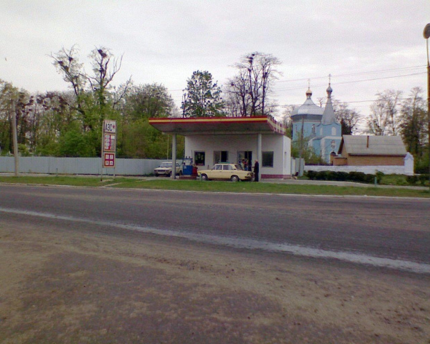 Stacja benzynowa przy cmentarzu.