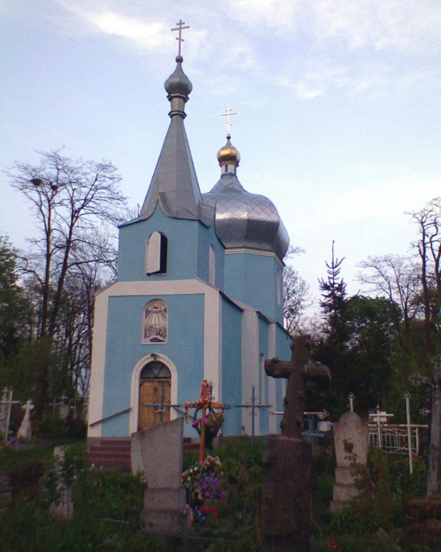 Mała cerkiew na cmentarzu ukraińskim.