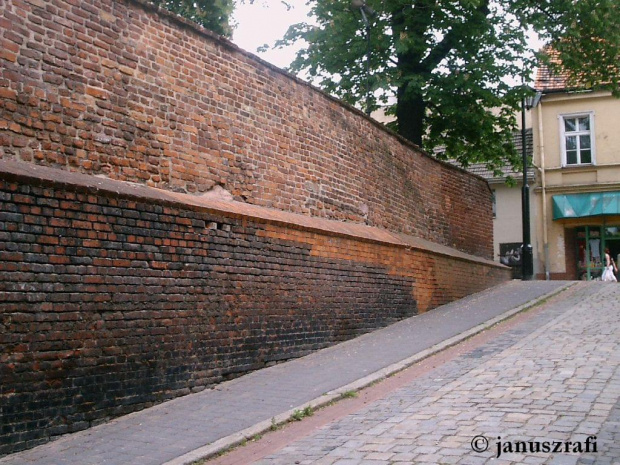 Gniezno, ul. Stroma, pozostałości murów obronnych miasta