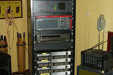 widok ogólny na rack z audio, kabina kina Neptun #kino #gdańsk #neptun #helikon #kameralne #projekcja #projektor #kinotechnika #kinooperator