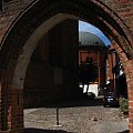 Dziedziniec kościoła NMP,widac stąd planetarium przy ulicy Franciszkańskiej (w budynku planetarium mieścił sie dawniej zakład gazowniczy) #Toruń #UlicaPannyMarii #KościółNMP