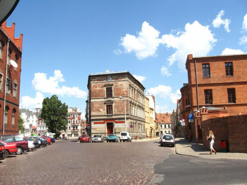 Po lewej Uniwersytet i biały budynek teatru im Wilama Horzycy, z prawej widok na ulice Franciszkańską. #Toruń #UlicaPiekary