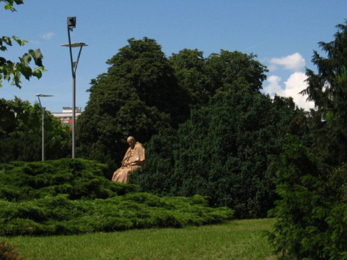 Pomnik Jana Pawła II, przy Alei Jana Pawła II i Placu Artylerii Polskiej.
Uroczyste odsłonięcie nastąpiło w sobotę 2 czerwca 2007 #Toruń #PomnikPapieża