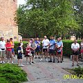 Uczestnicy Pielgrzymki przed pomnikiem Jana Pawła II przy Katedrze Płockiej