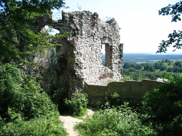 Z ruin roztacza się niesamowity widok z dala Tatry, nieco bliżej widać autostradę