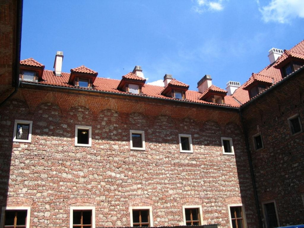 Wewnętrzny dziedziniec, a w celach jest hotel