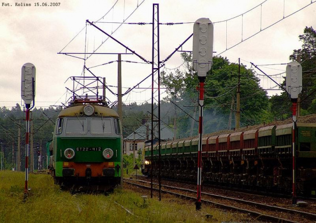 Strzebielino Morskie. ET22-412 z drugą częścią skłądu z tłuczniem, pierwszą wypycha ze stacji SU42-501