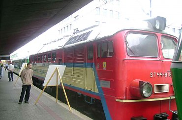 ST 44-818 (gagarin) prezentowany na Dniach Techniki Kolejowej w Katowicach #ST44 #kolej #lokomotywa #rekin #dworzec #katowice