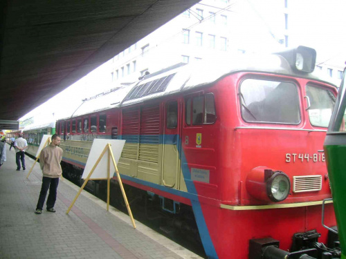 ST 44-818 (gagarin) prezentowany na Dniach Techniki Kolejowej w Katowicach #ST44 #kolej #lokomotywa #rekin #dworzec #katowice