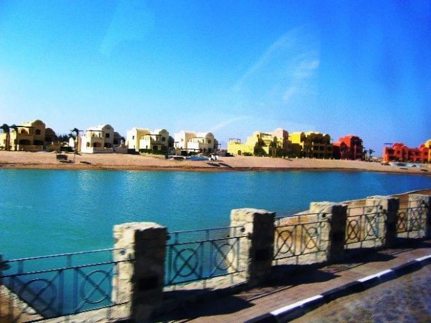 Po siedmiu godzinach jazdy przywitala mnie El - GOUNA.