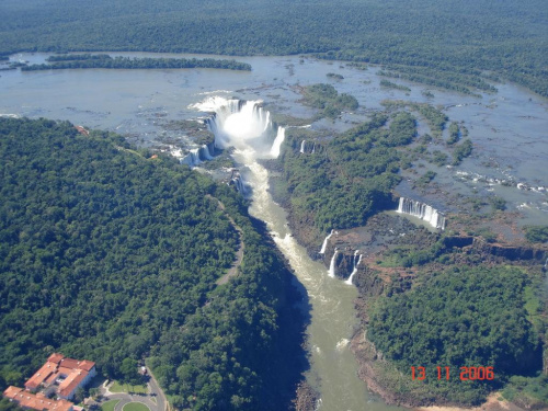 BRAYLIA-ARGENTYNA-wodospad FOZ THE IGUAZU widziany z lotu ptaka