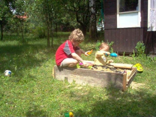 Moje wnuki i cała kompletna rodzinka,na działce w Swędowie...